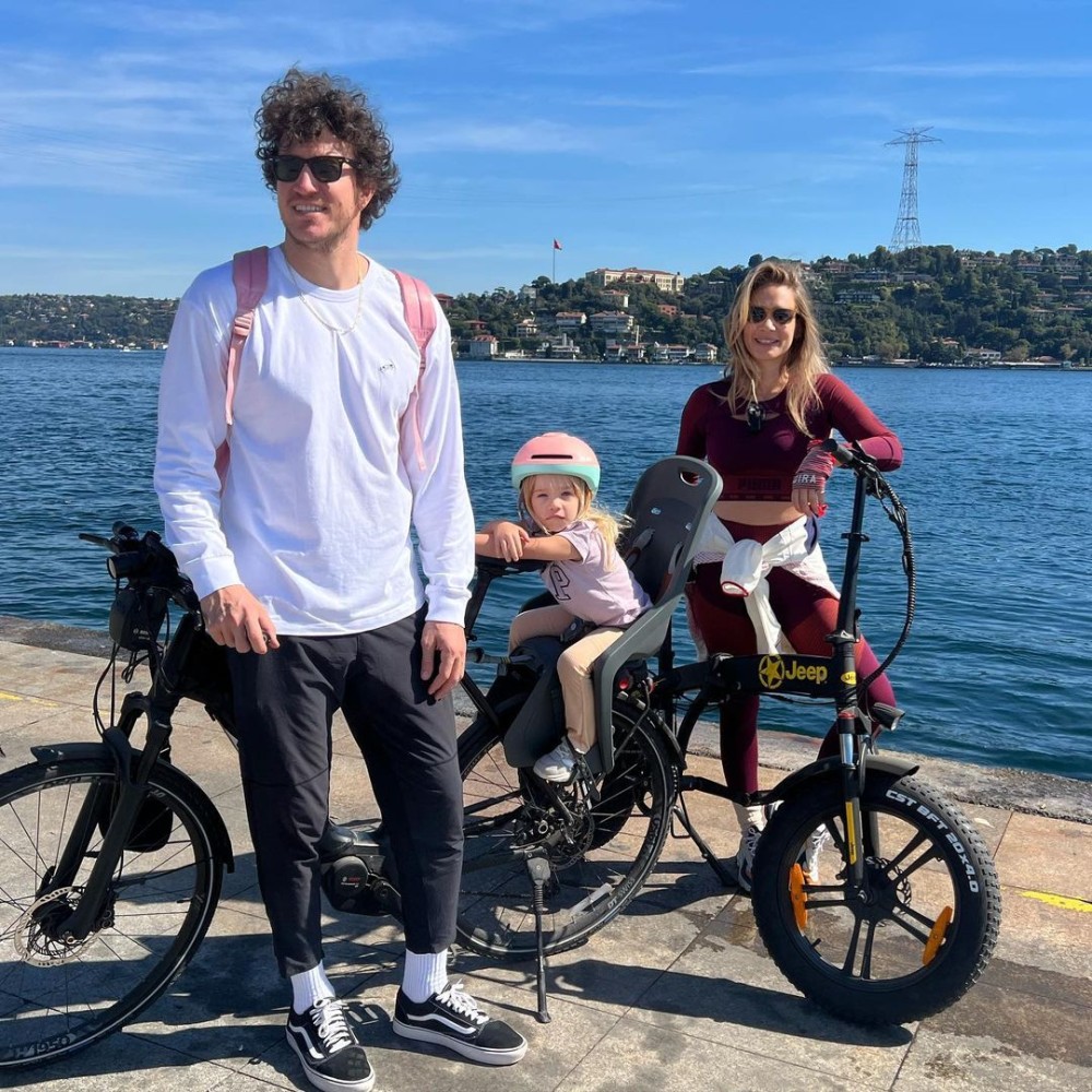 muge boz ailesiyle sahilde bisiklet turu atti